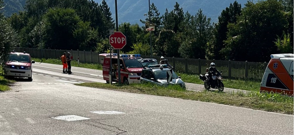 Gravissimo incidente moto-ambulanza, il centauro prova a superare i soccorritori a sirene spiegate ma li colpisce e resta